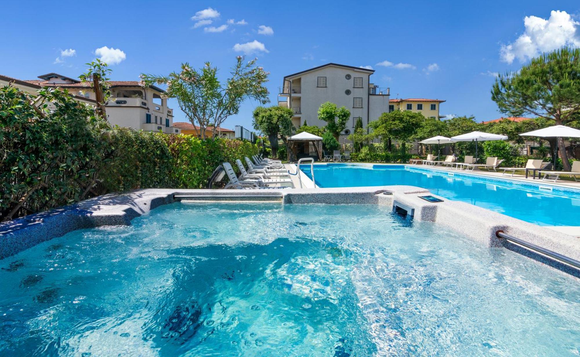 Hotel Apuana Marina di Pietrasanta Bagian luar foto