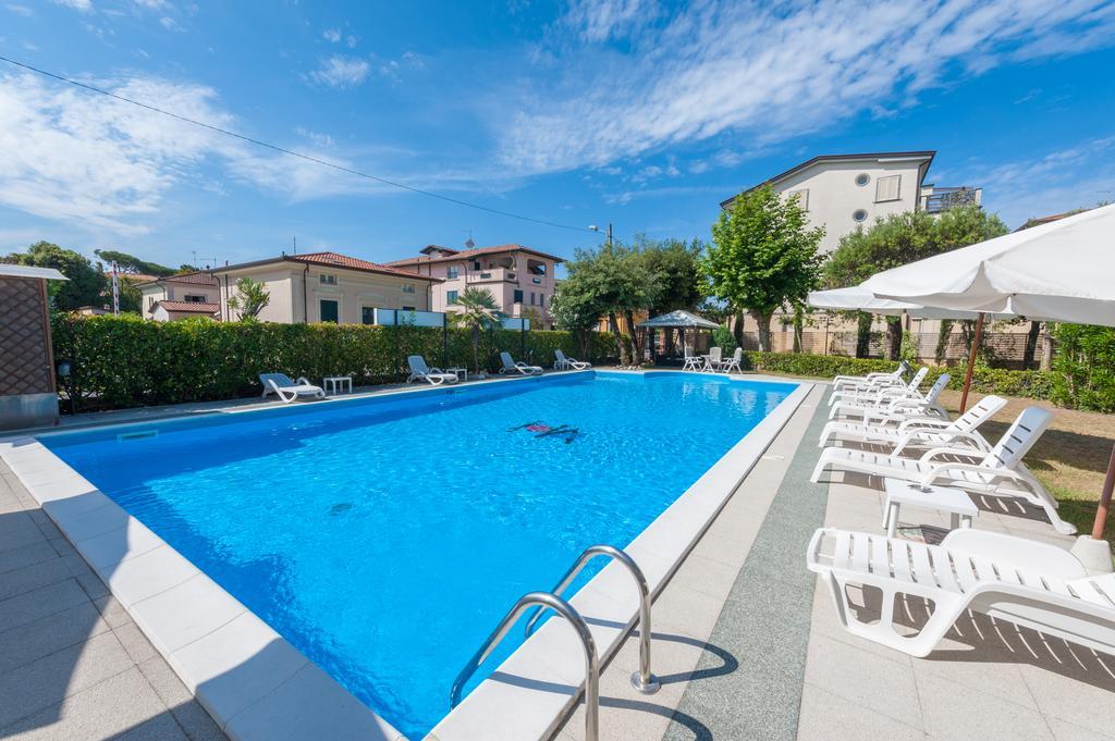 Hotel Apuana Marina di Pietrasanta Bagian luar foto